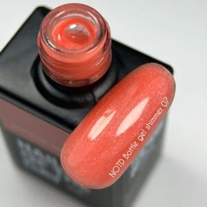 NAILSOFTHEDAY Bottle Gel Shimmer 07 – extrem haltbarer korallenfarbener Aufbaugel mit silbernem Schimmer, 10 ml